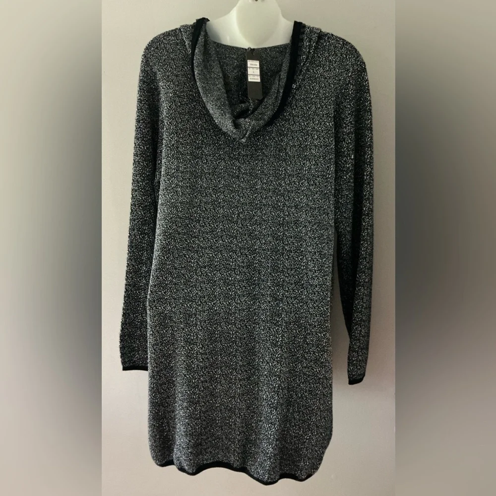 Long sleeved, hooded tunic top featuring a black & silver speckled knit 🌻